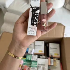 FENTY BEAUTY by Rihanna Gloss Bomb Heat Universal Lip Luminizer + Plumper Tono fenty glow