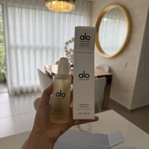 Alo - Spray corporal de magnesio para el sueño y alivio natural del estrés, mezcla calmante con magnesio, raíz de valeriana, árnica y aceites esenciales