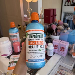 TheraBreath Enjuague bucal para aliento fresco, sabor a menta helada vigorizante, formulado por dentistas y aceptado por la ADA para mal aliento, equilibrado en pH, sin alcohol y sin ardor, 1 litro