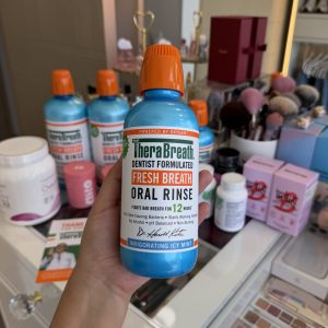 TheraBreath Enjuague bucal para aliento fresco, sabor a menta helada vigorizante, formulado por dentistas y aceptado por la ADA para mal aliento, equilibrado en pH, sin alcohol y sin ardor, 16 onzas