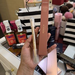 La mejor brocha para el corrector  PATRICK TA Dual-Ended Concealer Brush