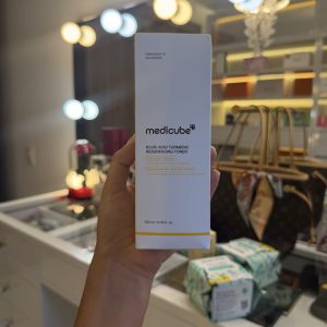 Medicube Tónico suavizante de cúrcuma de ácido kójico para rostro y cuerpo, tóner ligero para equilibrar el tono y la textura desiguales de la piel, niacinamida, ácido glicólico