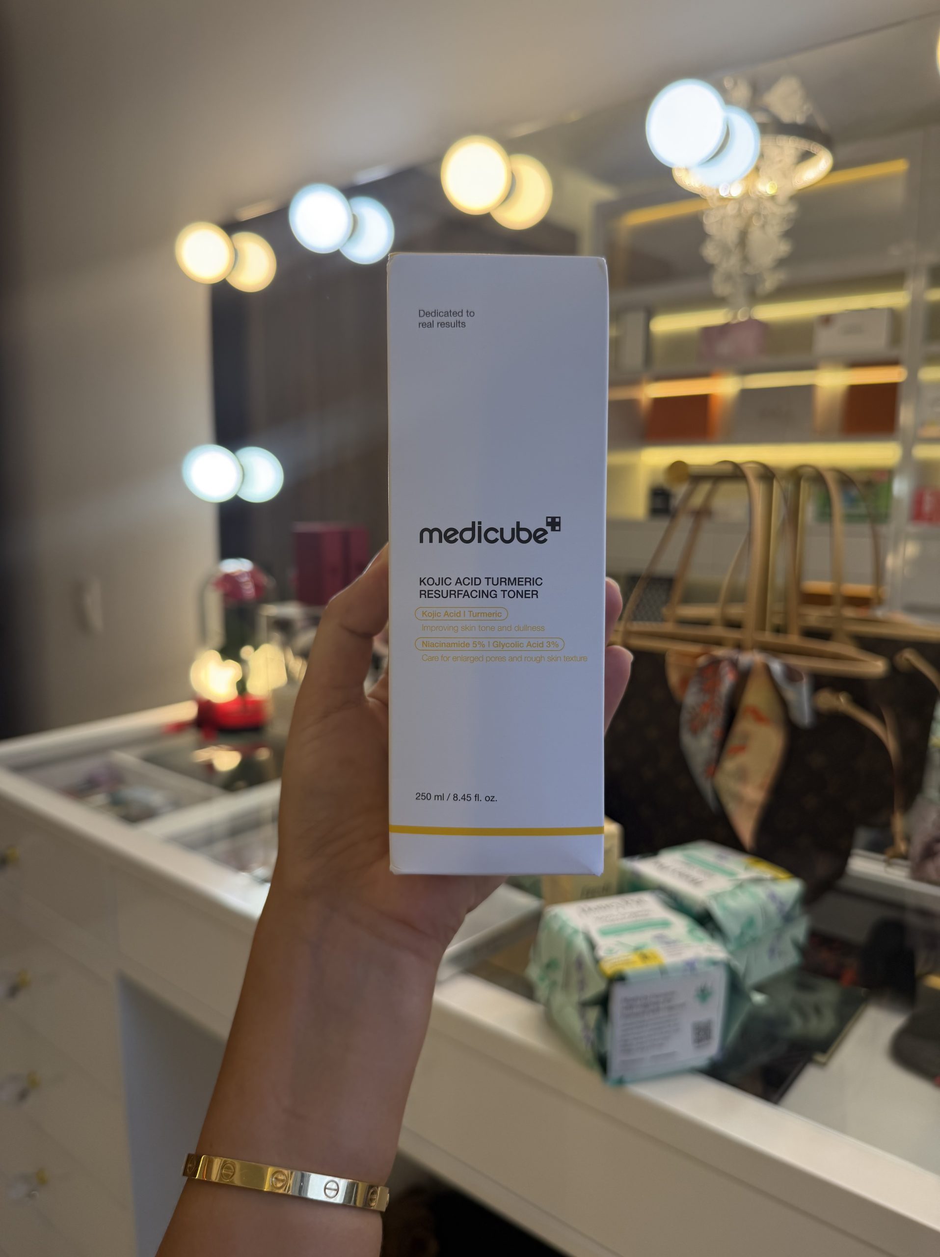 Medicube Tónico suavizante de cúrcuma de ácido kójico para rostro y cuerpo, tóner ligero para equilibrar el tono y la textura desiguales de la piel, niacinamida, ácido glicólico